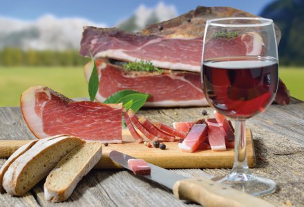 Südtiroler Speckjause mit Vinschgerl und einem Glas Rotwein © kab-vision - stock.adobe.com