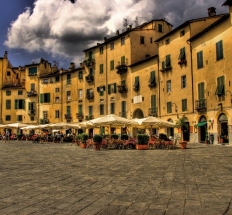 Piazza Anfiteatro in der Altstadt von Lucca © M.Budel-shutterstock.com/2013