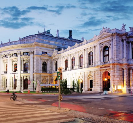 Burgtheater Wien am Abend © TTstudio - fotolia.com
