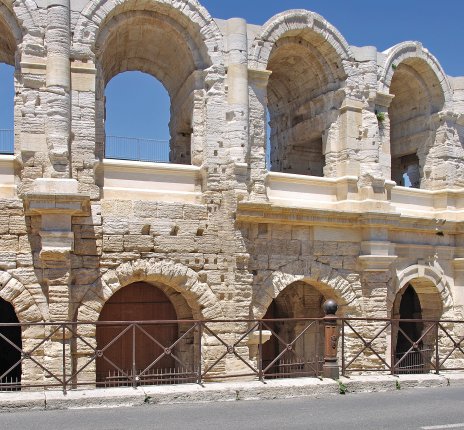 Römisches Amphitheater in Arles © travelpeter-fotolia.com