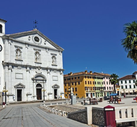 Piazza Grande und Dom in Udine © lamio-fotolia.com