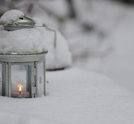 Kerzenlicht im Schnee © Michael Rogner - Fotolia.com