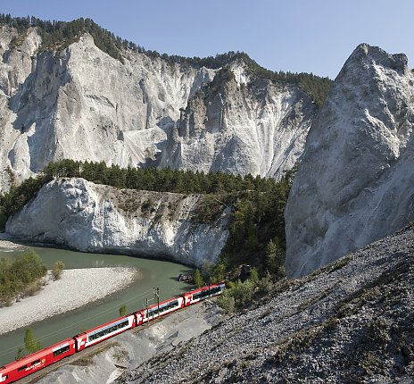 Glacier Express in der Rheinschlucht © Rhaetische Bahn/swiss-image.ch/Christof Sonderegger