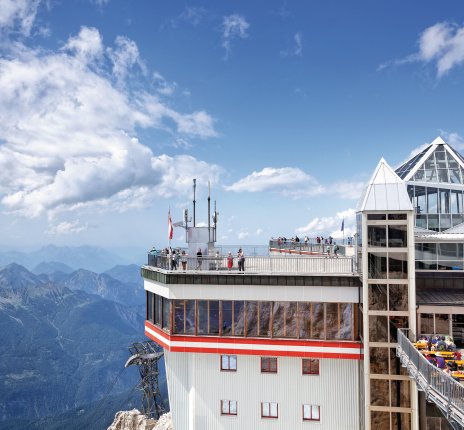 Aussichtsplattform und Sonnendeck auf der Zugspitze © fotobeam-fotolia.com
