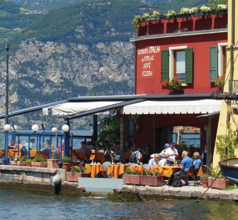 Hafenrestaurant in Malcesine © pixabay.com/tassilo111