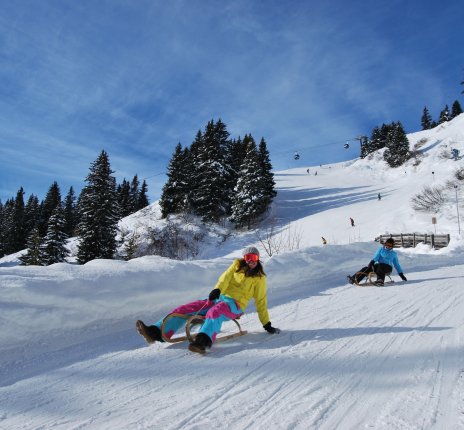 Winterspaß neben der Skipiste © Arlberger Bergbahnen AG