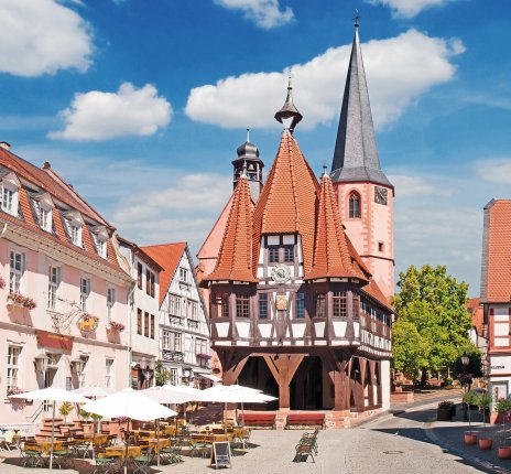 Michelstadt mit historischem Rathaus und Marktplatz 

 © mojolo-fotolia.com