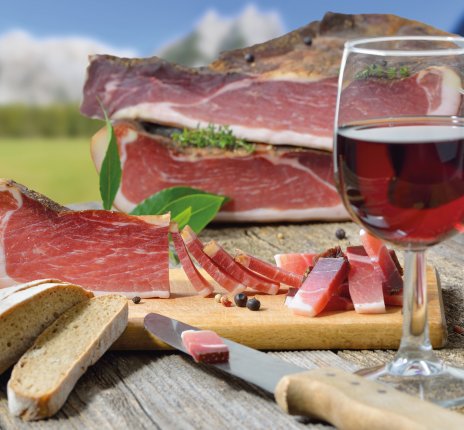 Südtiroler Speckjause mit Vinschgerl und einem Glas Rotwein © kab-vision - stock.adobe.com