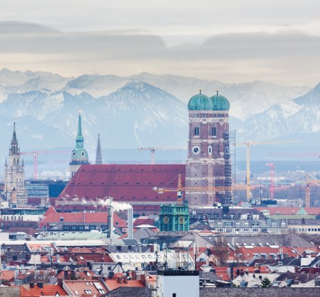 Blick auf München und die verschneiten Alpen © Chris Redan - stock.adobe.com