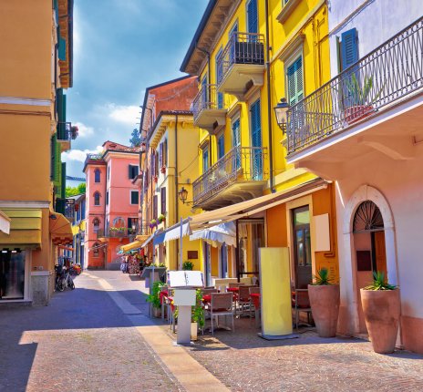 Bunte Häuserfassaden in Peschiera del Garda  © xbrchx - stock.adobe.com