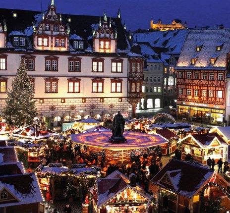 Coburger Weihnachtsmarkt mit Veste im Hintergrund © CoburgTourismus / FrankenTourismus / Rosenbusch