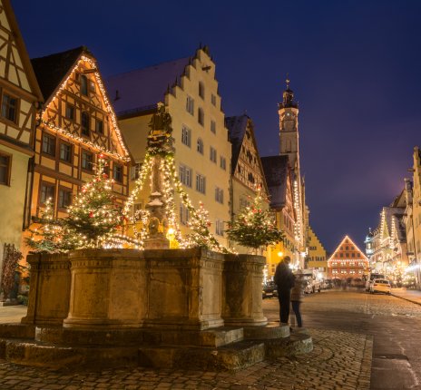 Weihnachtlich geschmückter Brunnen in Rothenburg ob der Tauber © Asvolas - stock.adobe.com