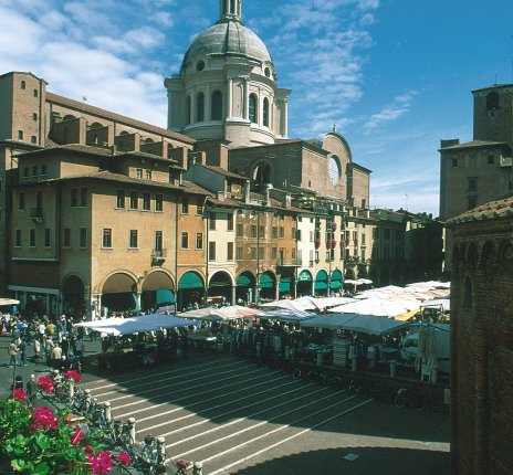 Mantua - Piazza Erbe © Archivio fotografico della provincia di Mantova