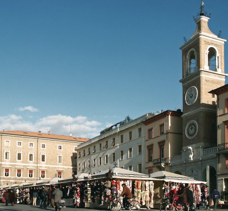 Markt auf der Piazza Tre Martiri, Rimini © Photo Archives - Assessorato al Turismo Comune di Rimini