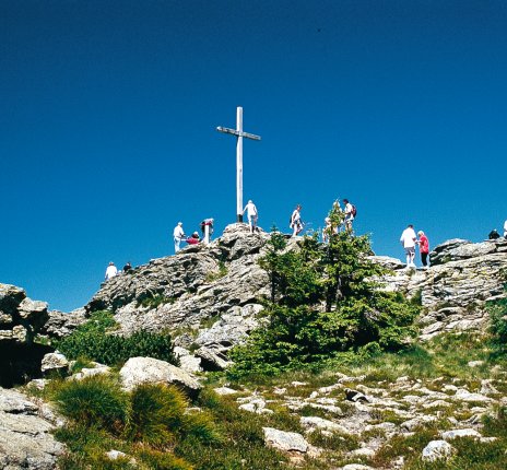Großer Arber - Wanderer am Gipfelkreuz © Tourist-Information Bayerisch Eisenstein