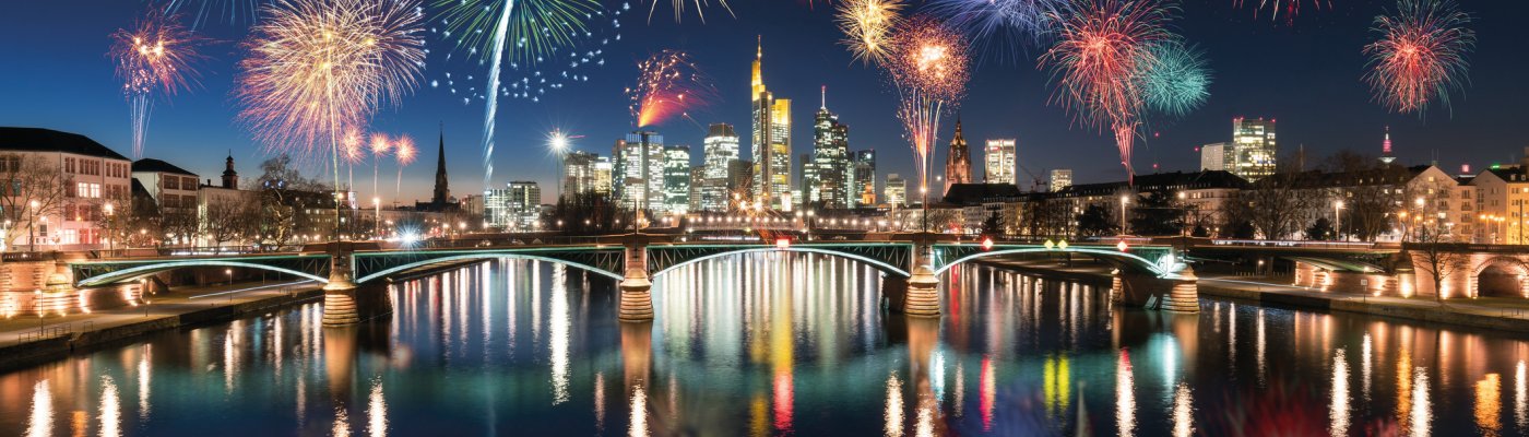 Silvesterfeuerwerk über der Skyline von Frankfurt