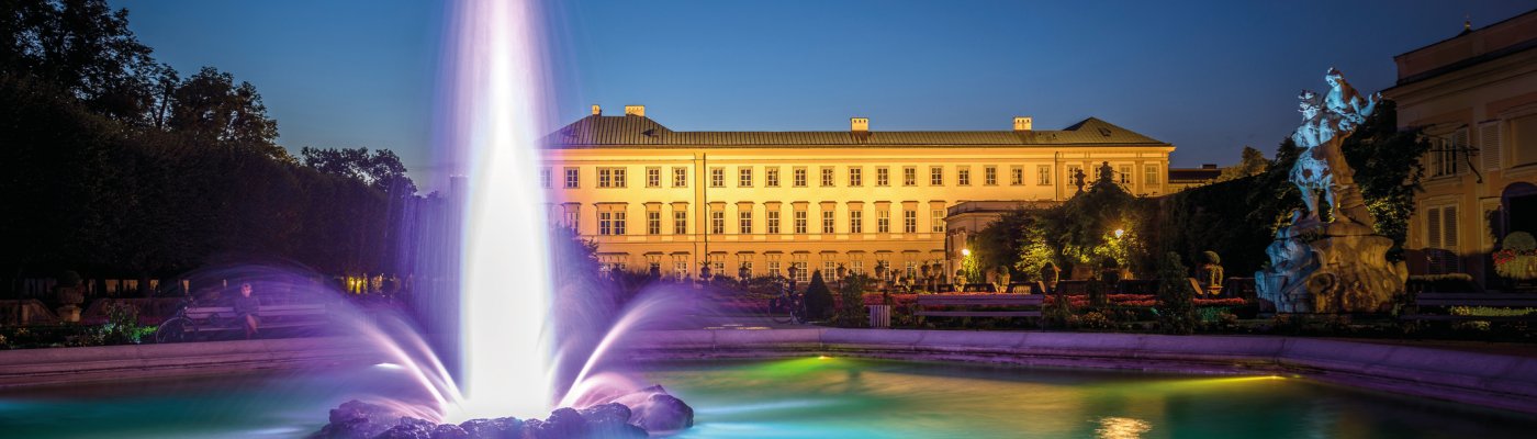 Mirabellgarten mit Blick auf das Schloss Mirabell bei Nacht