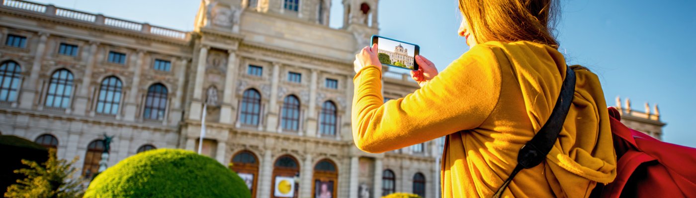 Vor dem Kunstmuseum in Wien
