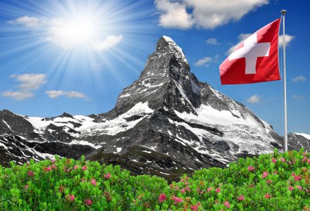 Schweizer Flagge vor dem Matterhorn &copy; vencav - stock.adobe.com