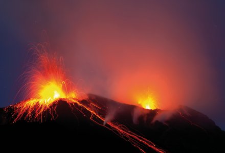 Vulkanausbruch © Gouvi-shutterstock.com/2013