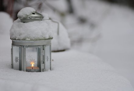 Kerzenlicht im Schnee © Michael Rogner - Fotolia.com