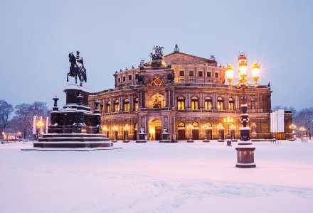 Winterliches Dresden - Semperoper © Alexander Erdbeer-fotolia.com