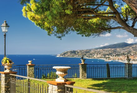 Blick auf die Bucht von  San Remo (Sanremo) &copy; andrzej2012-stock.adobe.com