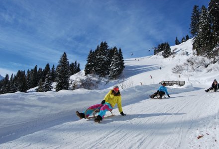 Winterspaß neben der Skipiste © Arlberger Bergbahnen AG