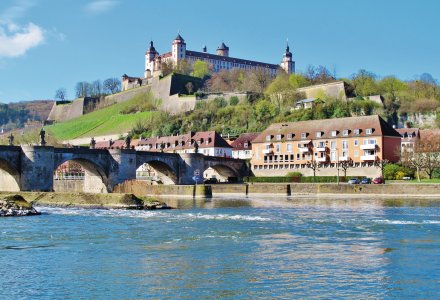 Alte Mainbrücke und Festung Marienberg in Würzburg © Franz-fotolia.com
