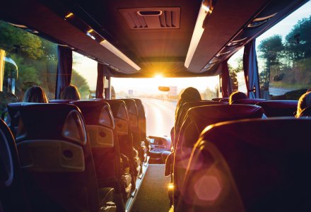 Busreise in den Sonnenaufgang © Petair-fotolia.com