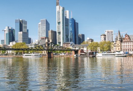 Frankfurter Skyline mit eisernem Steg © blende11.photo-fotolia.com