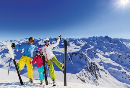 Skiurlaub mit der Familie © Gorilla-stock.adobe.com