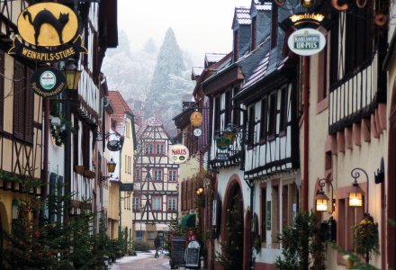 Winterliche Hintergasse in Neustadt an der Weinstraße © fotogalerie-neustadt.de