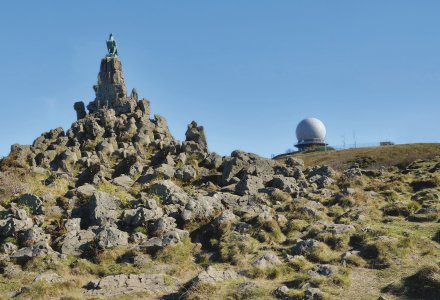 das Fliegerdenkmal und die Radarkuppel auf der Wasserkuppe &copy; travelpeter - stock.adobe.com