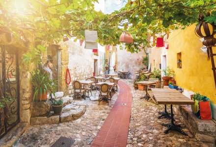 Romantische Gasse in Eze © Balate Dorin - stock.adobe.com