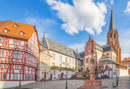 Stiftsbasilika und Stiftsplatz in Aschaffenburg © modernmovie - stock.adobe.com