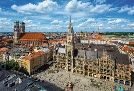 Blick auf den Marienplatz in München © Boris Stroujko - stock.adobe.com