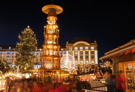 Weihnachtspyramide auf dem Dresdner Striezelmarkt © Alexander Erdbeer - stock.adobe.com