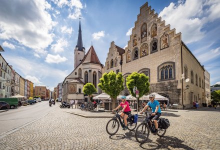 Radfahrer am Marienplatz in Wasserburg am Inn © Innradweg/Chiemsee-Alpenland Tourismus