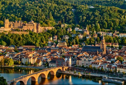 Blick auf Heidelberg mit Karl-Theodor-Brücke und Schloss &copy; haveseen - stock.adobe.com