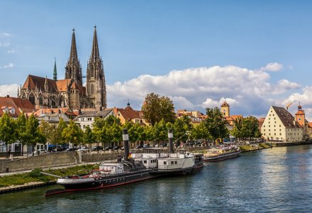 Blick vom der Eisernen Brücke auf Dom in Regensburg © Andreas - stock.adobe.com