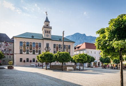 Rathausplatz inmitten der Bad Reichenhaller Innenstadt © Bad Reichenhall Tourismus & Stadtmarketing GmbH