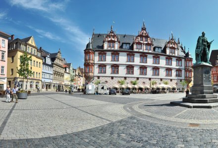Marktplatz mit Prinz Albert Statue in Coburg &copy; Robert - stock.adobe.com