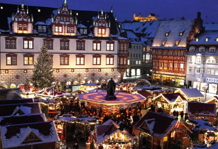 Coburger Weihnachtsmarkt mit Veste im Hintergrund © CoburgTourismus / FrankenTourismus / Rosenbusch
