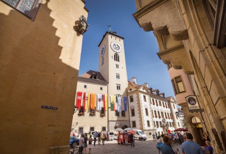 Blick auf den Rathausplatz mit dem Rathausturm &copy; RTG/Agentur Fouad Vollmer