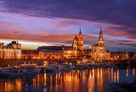 Abendliche Stadtsilhouette von Dresden © jenyateua - stock.adobe.com