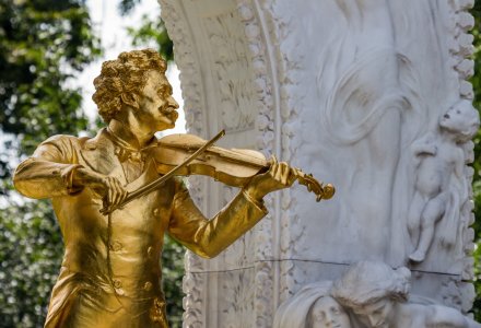 Johann Strauß Denkmal © Gina Sanders - stock.adobe.com