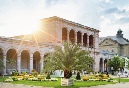 Kurgarten mit Arkadenbau im Bayer. Staatsbad Bad Kissingen © Bayer. Staatsbad Bad Kissingen GmbH/Dominik Marx
