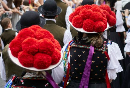 Frauen in Schwarzwälder Tracht mit Bollenhut beim Umzug © Michael Fritzen - stock.adobe.com