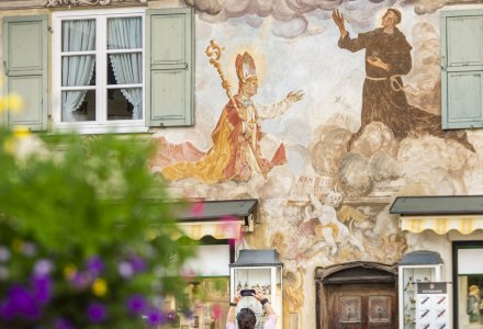Lüftlmalerei in der Fußgängerzone Garmisch © GaPa Tourismus GmbH